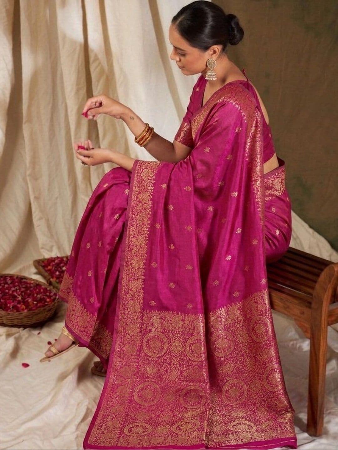 UMANTA Woven Design Zari Silk Blend Banarasi Saree thumbnail 4