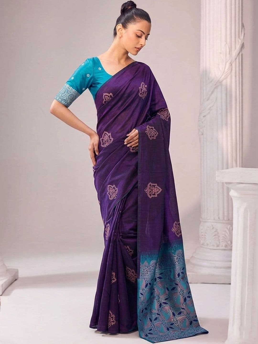 UMANTA Woven Design Zari Silk Blend Banarasi Saree thumbnail 3