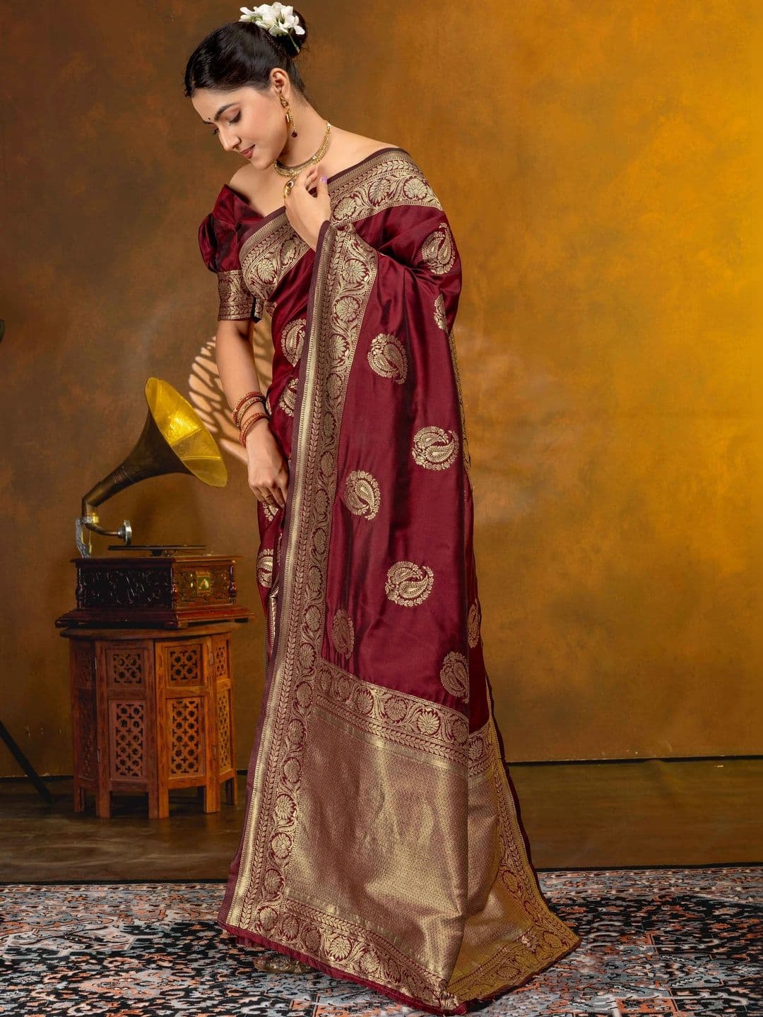 UMANTA Woven Design Zari Silk Blend Banarasi Saree thumbnail 6