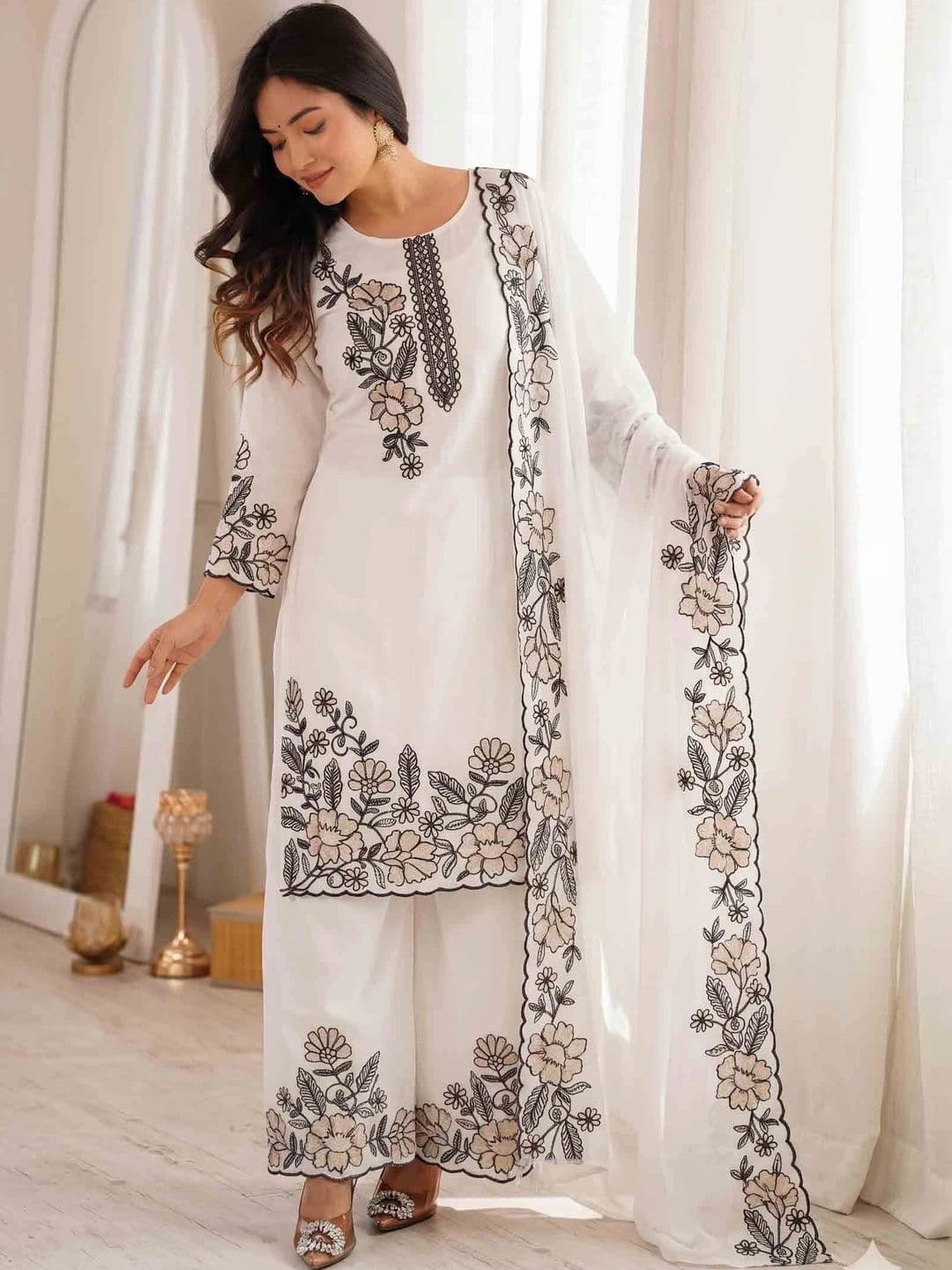 Soldlook Women Floral Embroidered Regular Thread Work Kurta with Palazzos & With Dupatta thumbnail 5