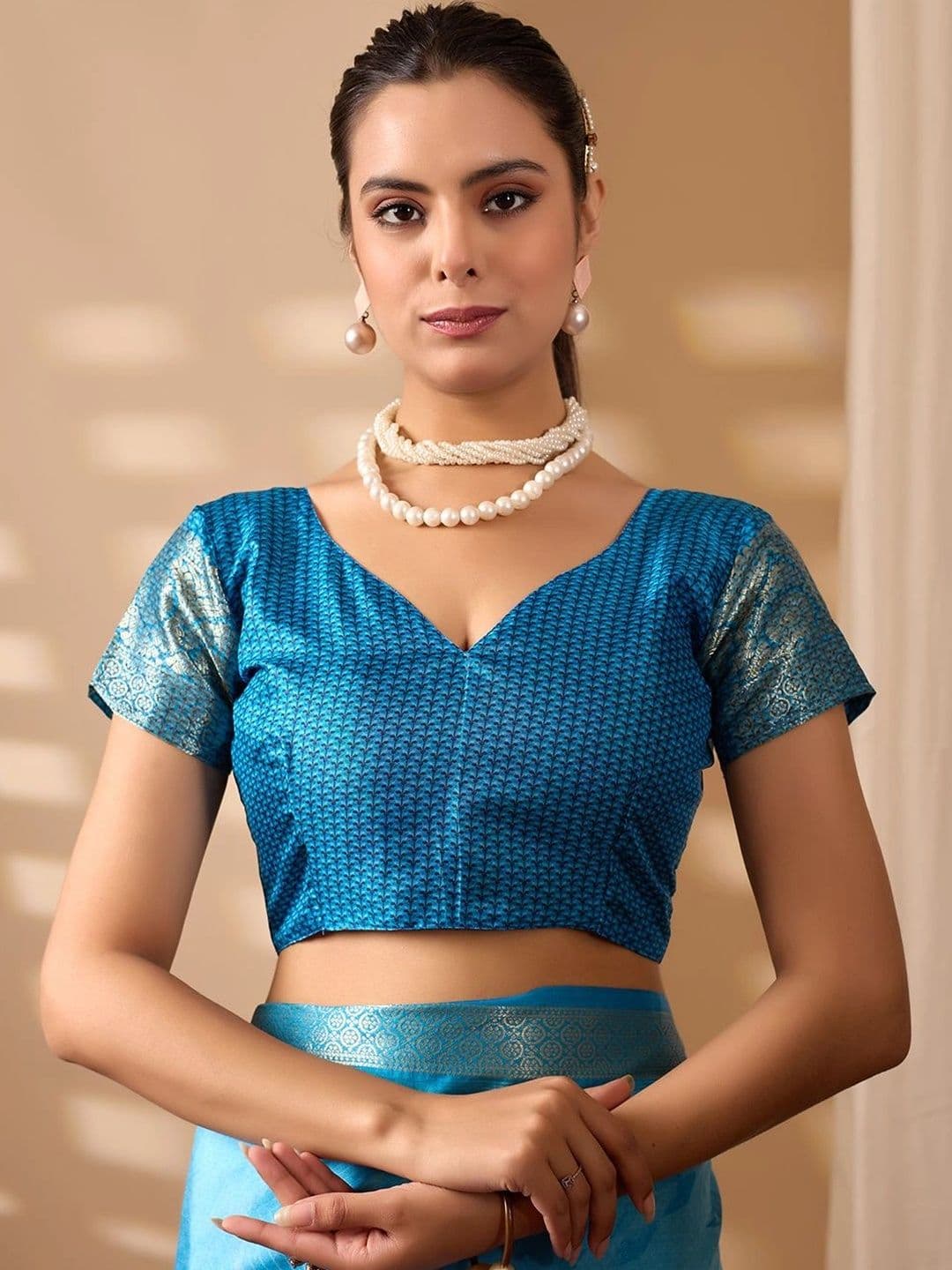 Mitera Floral Zari Silk Blend Designer Saree thumbnail 4