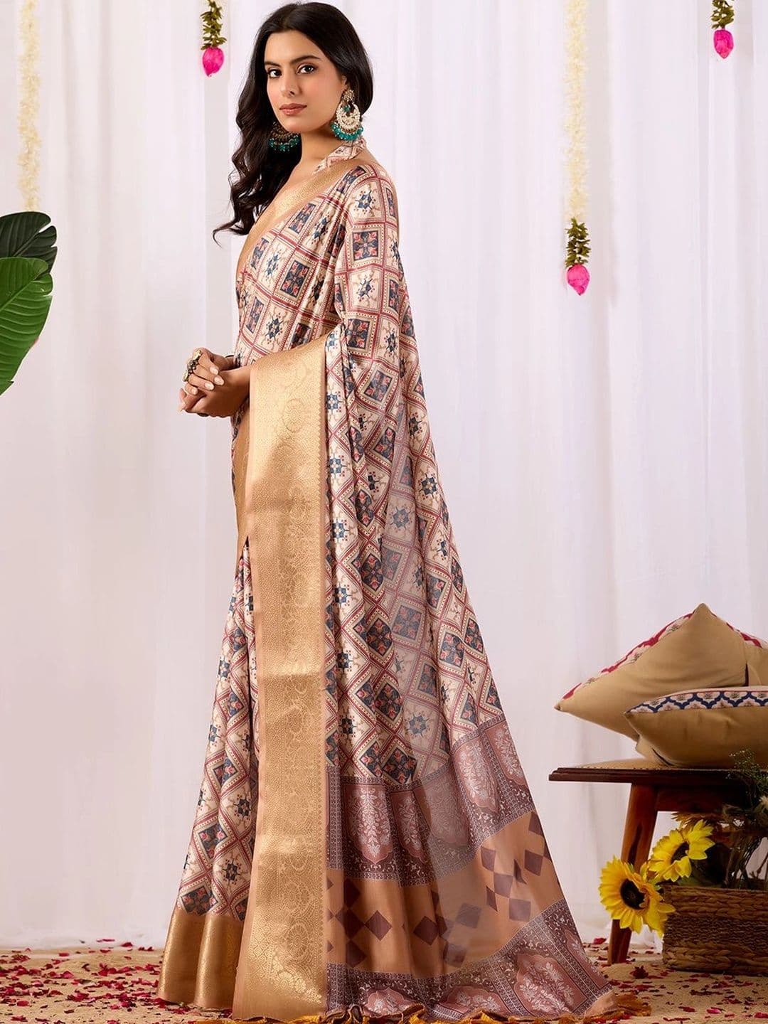 Mitera Zari Silk Blend Designer Saree thumbnail 4