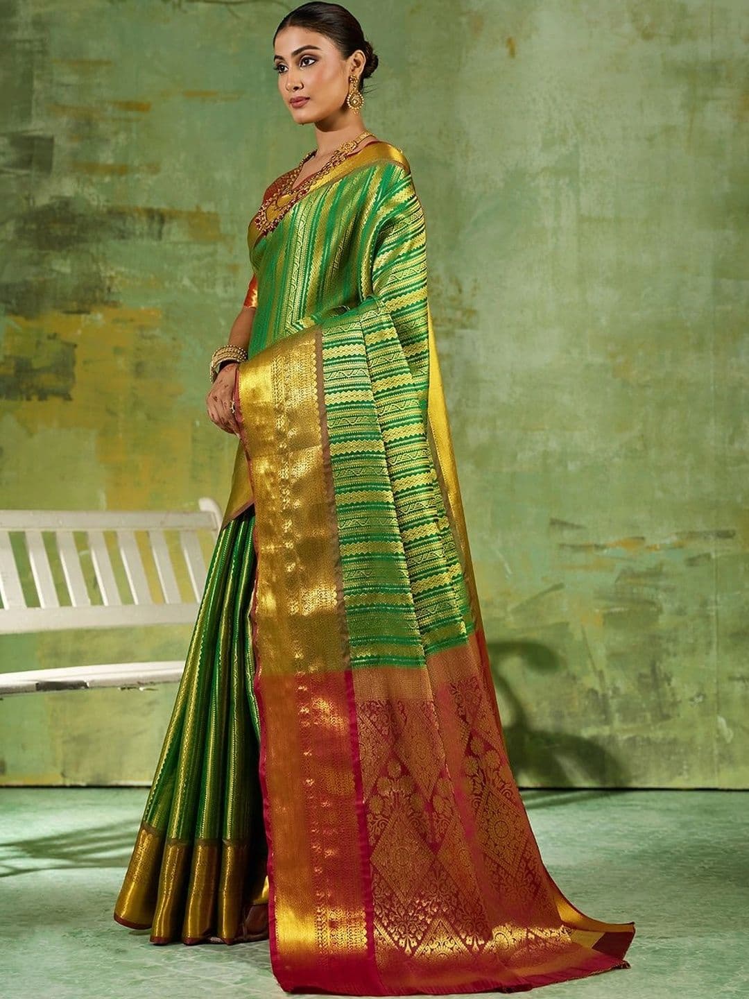 Sutriti Woven Design Zari Silk Blend Kanjeevaram Saree thumbnail 3