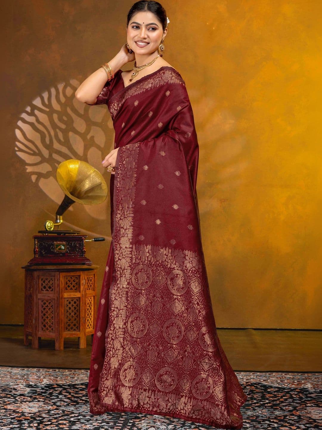 UMANTA Woven Design Zari Silk Blend Banarasi Saree thumbnail 3