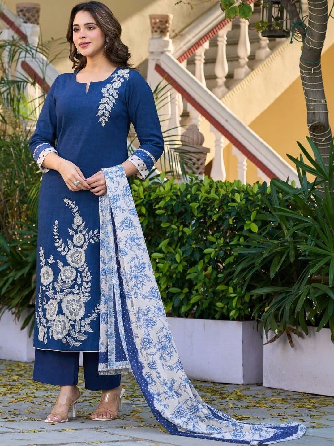 VASTRAPEDIA Women Floral Embroidered Regular Thread Work Pure Cotton Kurta with Trousers & With Dupatta thumbnail 4