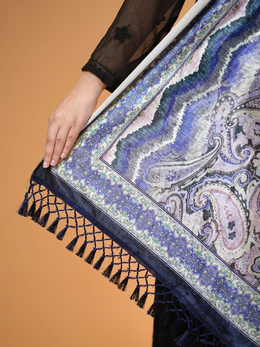SHIFNEEN Women Paisley Printed Velvet Shawl thumbnail 5