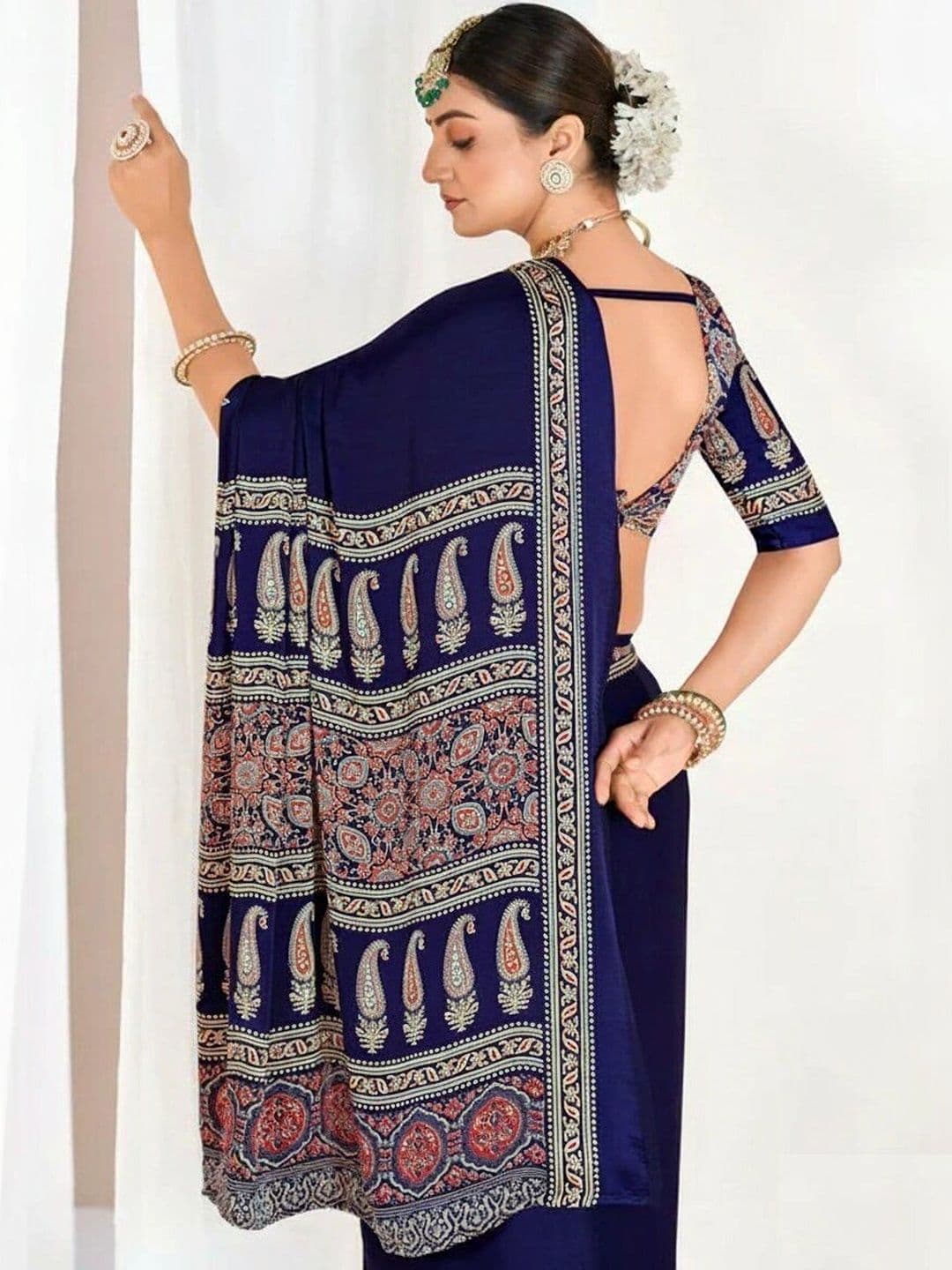NARIVESH TRENDS Art Silk Saree thumbnail 4