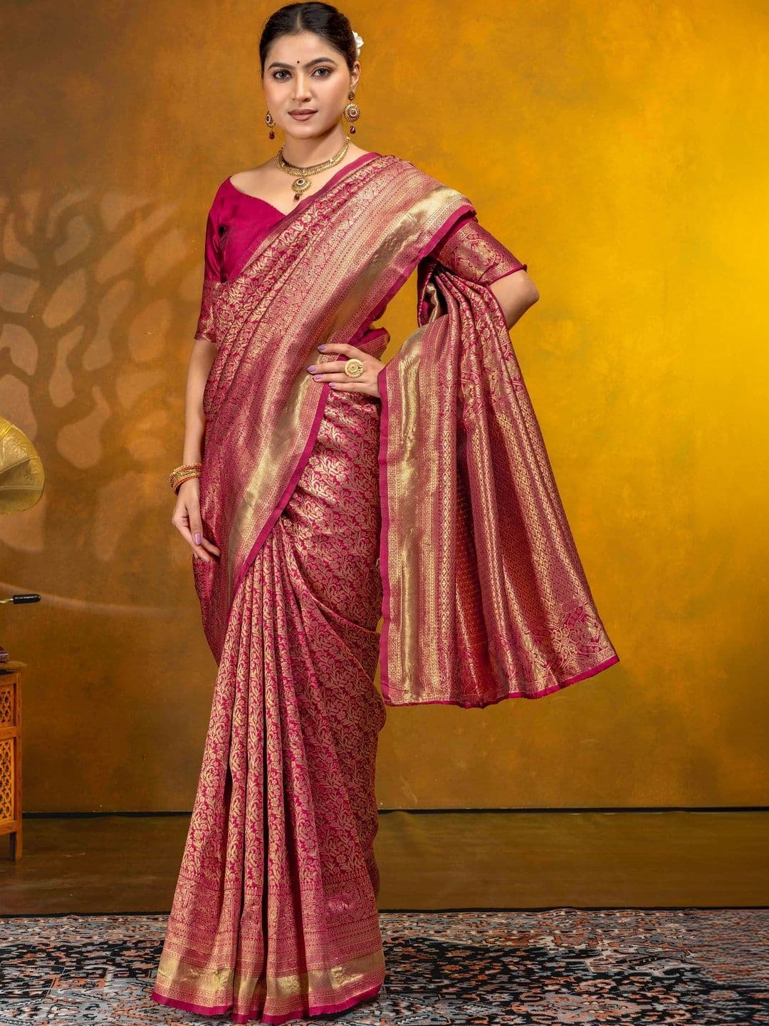 UMANTA Woven Design Zari Silk Blend Banarasi Saree thumbnail 3