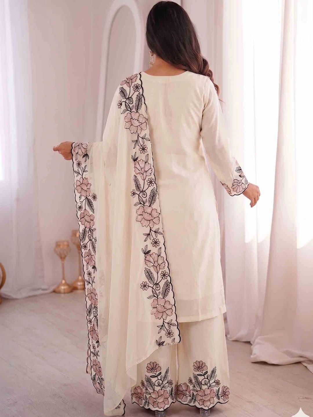 Soldlook Women Floral Embroidered Regular Thread Work Kurta with Palazzos & With Dupatta thumbnail 2