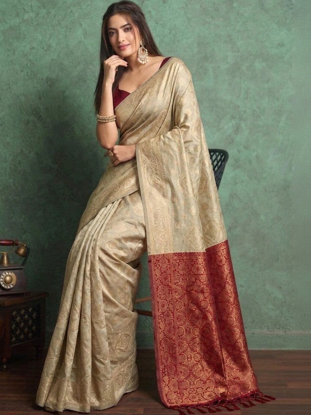 UMANTA Woven Design Zari Silk Blend Banarasi Saree thumbnail 4