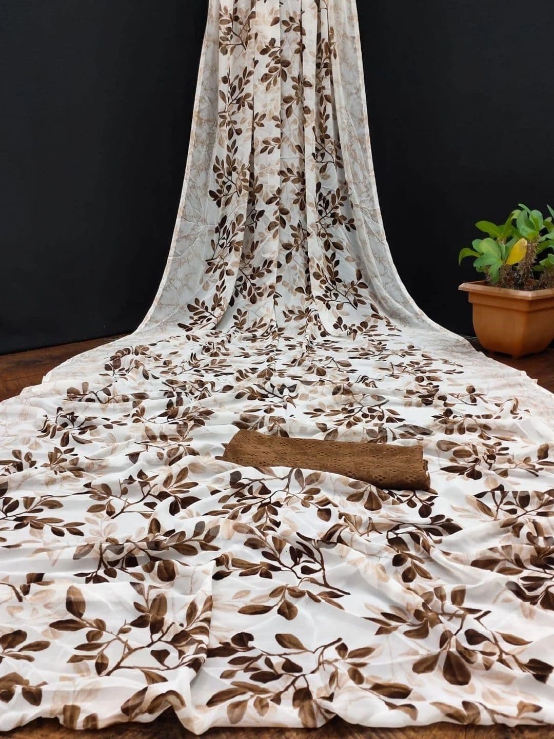 NARIVESH TRENDS Floral Poly Georgette Saree thumbnail 5
