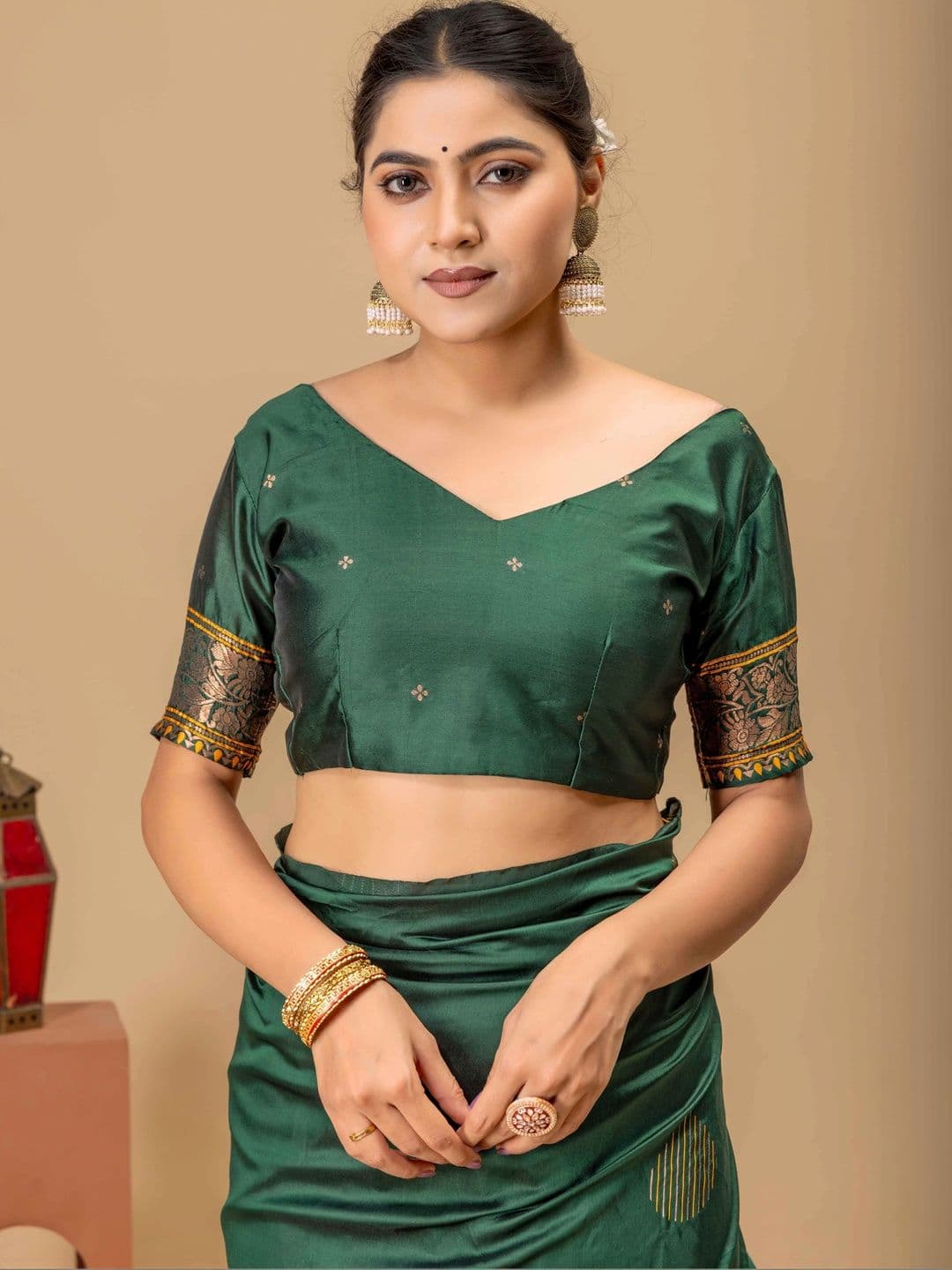 UMANTA Woven Design Zari Silk Blend Banarasi Saree thumbnail 6
