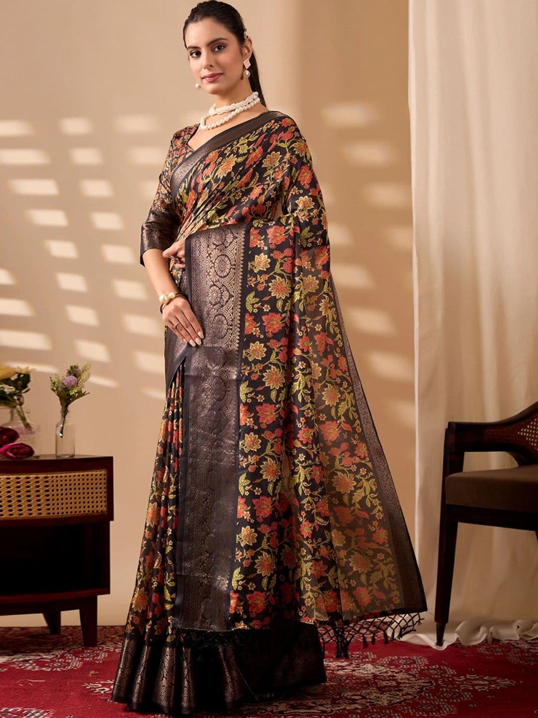 Mitera Floral Zari Silk Blend Designer Saree thumbnail 2