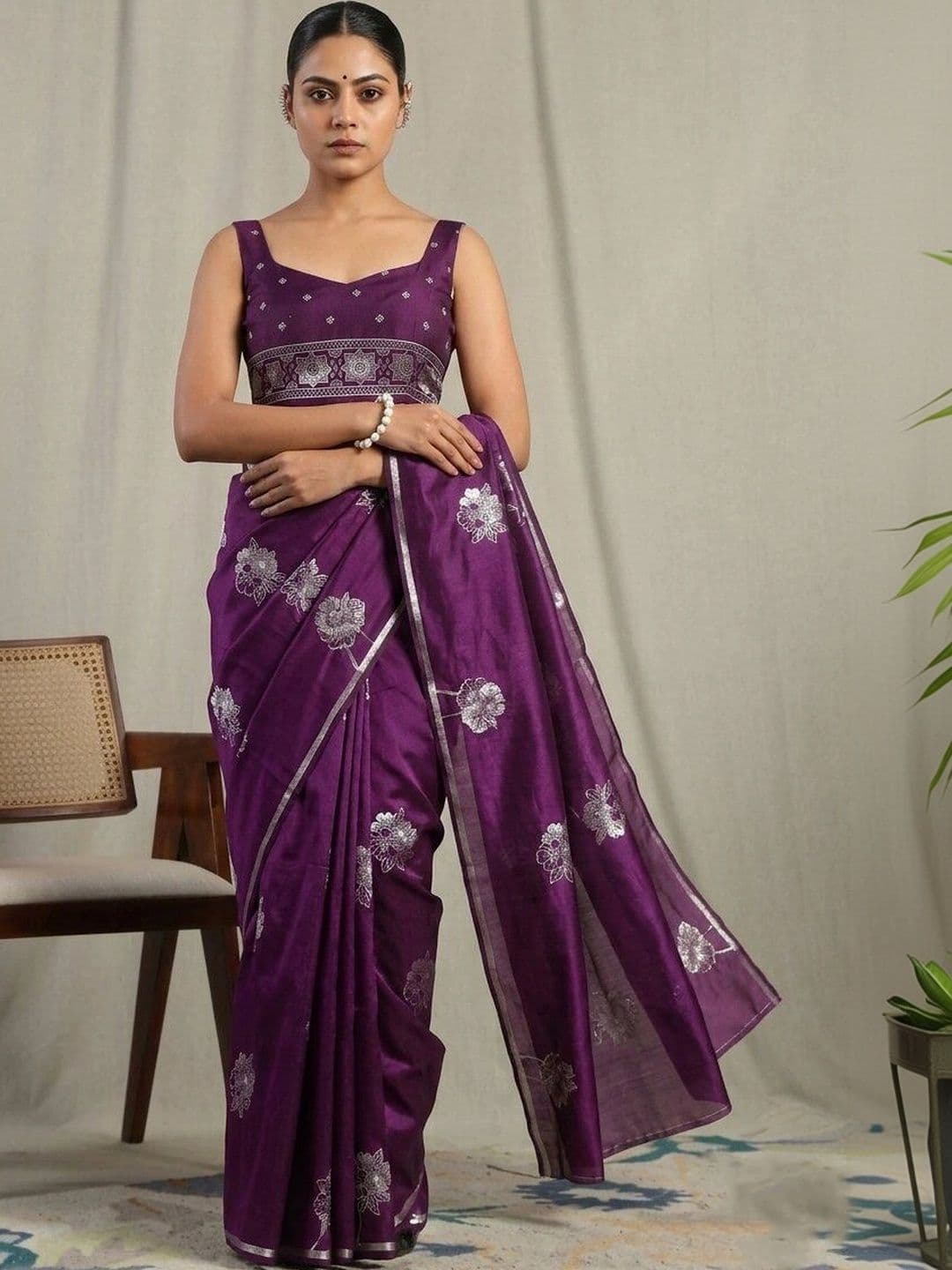 UMANTA Floral Embroidered Silk Blend Banarasi Saree thumbnail 5