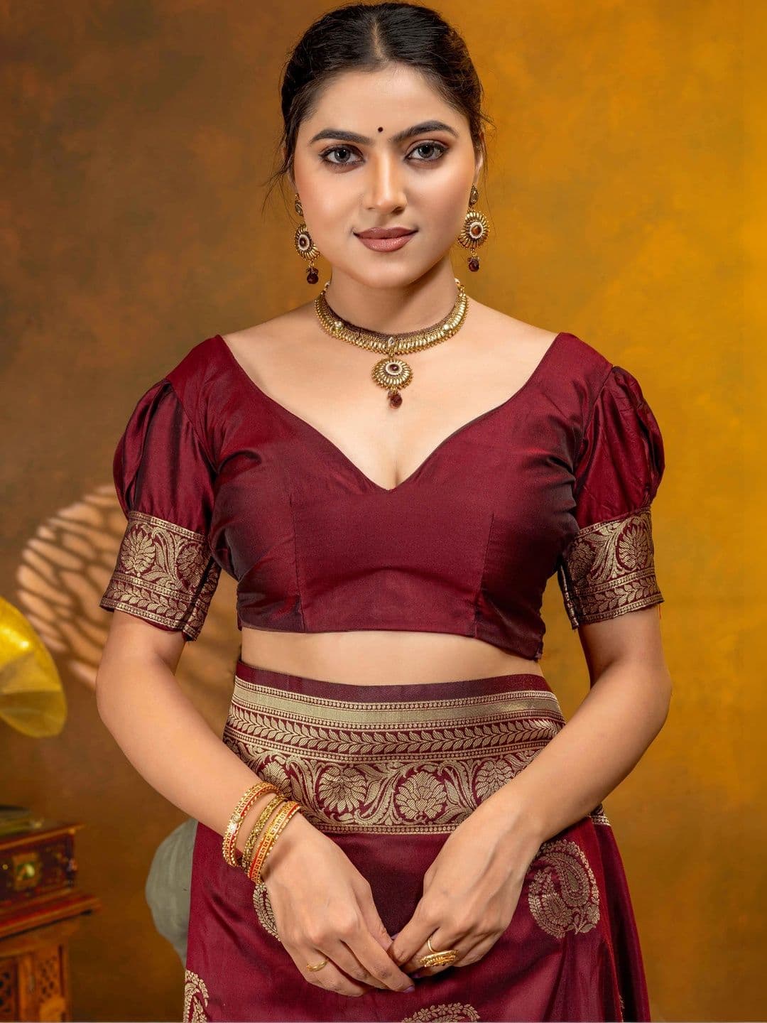 UMANTA Woven Design Zari Silk Blend Banarasi Saree thumbnail 2