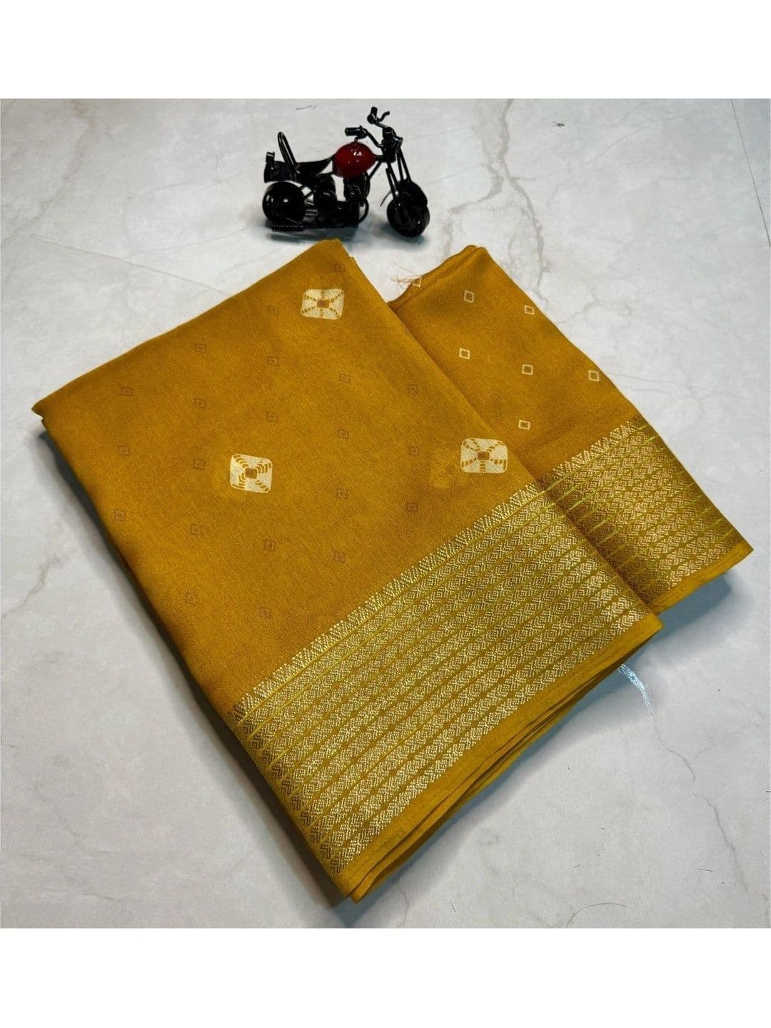 NARIVESH TRENDS Woven Design Zari Silk Blend Saree thumbnail 3