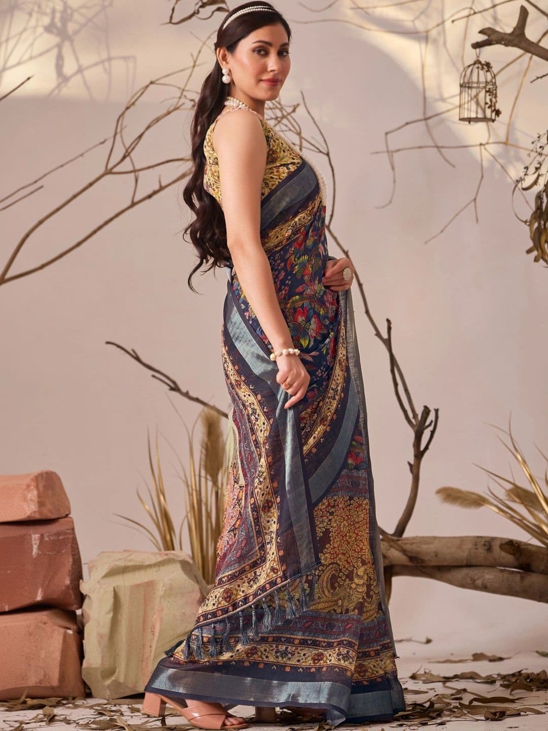 DIVASTRI Paisley Zari Linen Blend Designer Patola Saree thumbnail 7