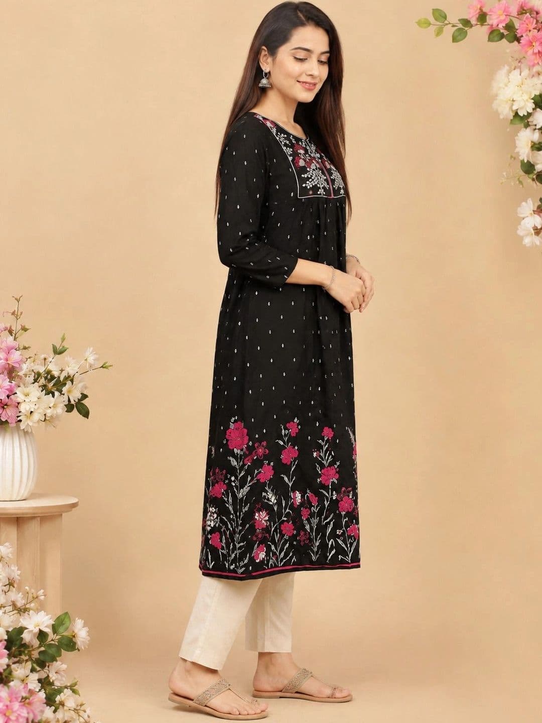 Araaha Women Embroidered Thread Work Floral Kurta thumbnail 5