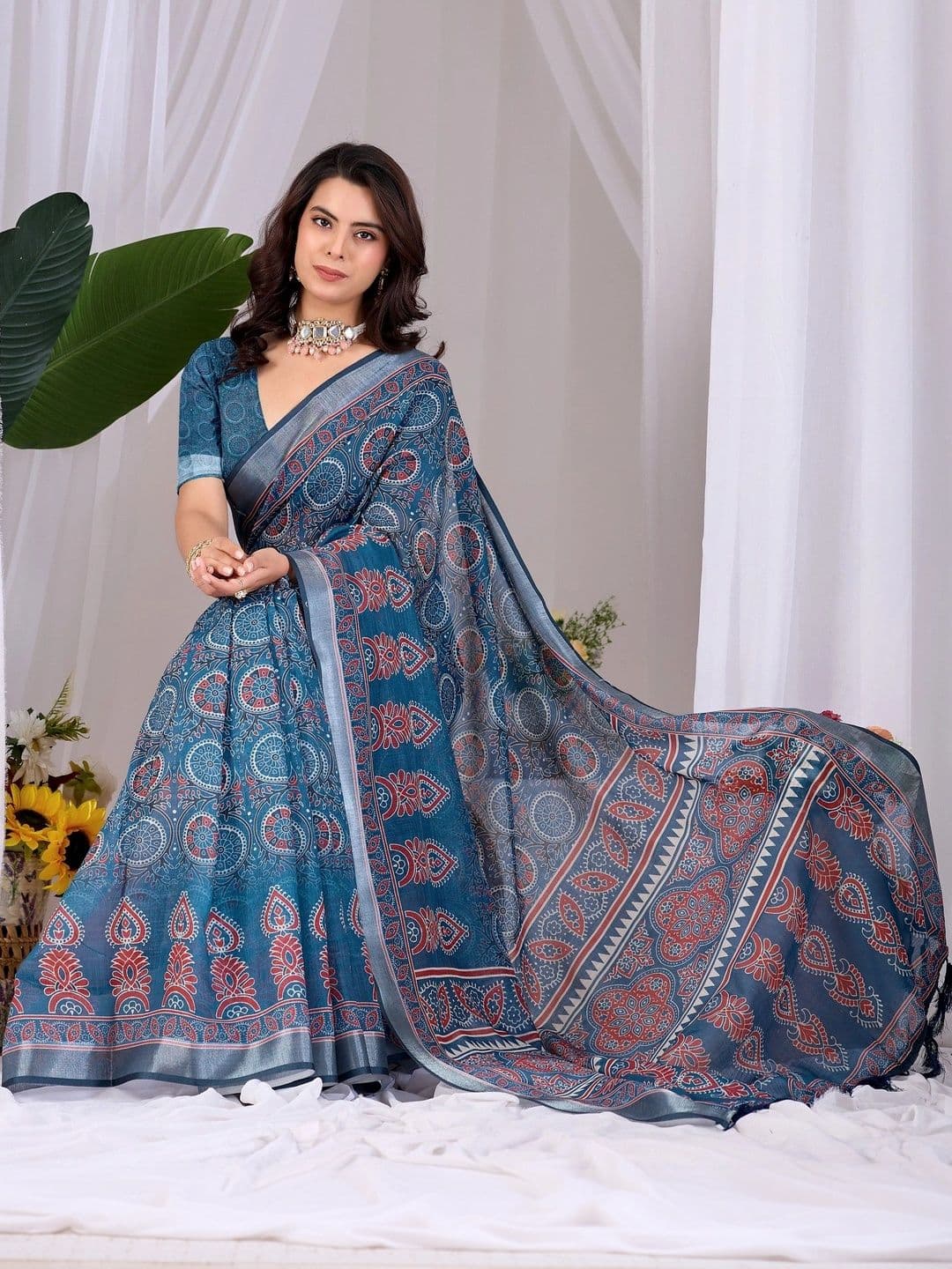 DIVASTRI Zari Linen Blend Designer Saree thumbnail 3
