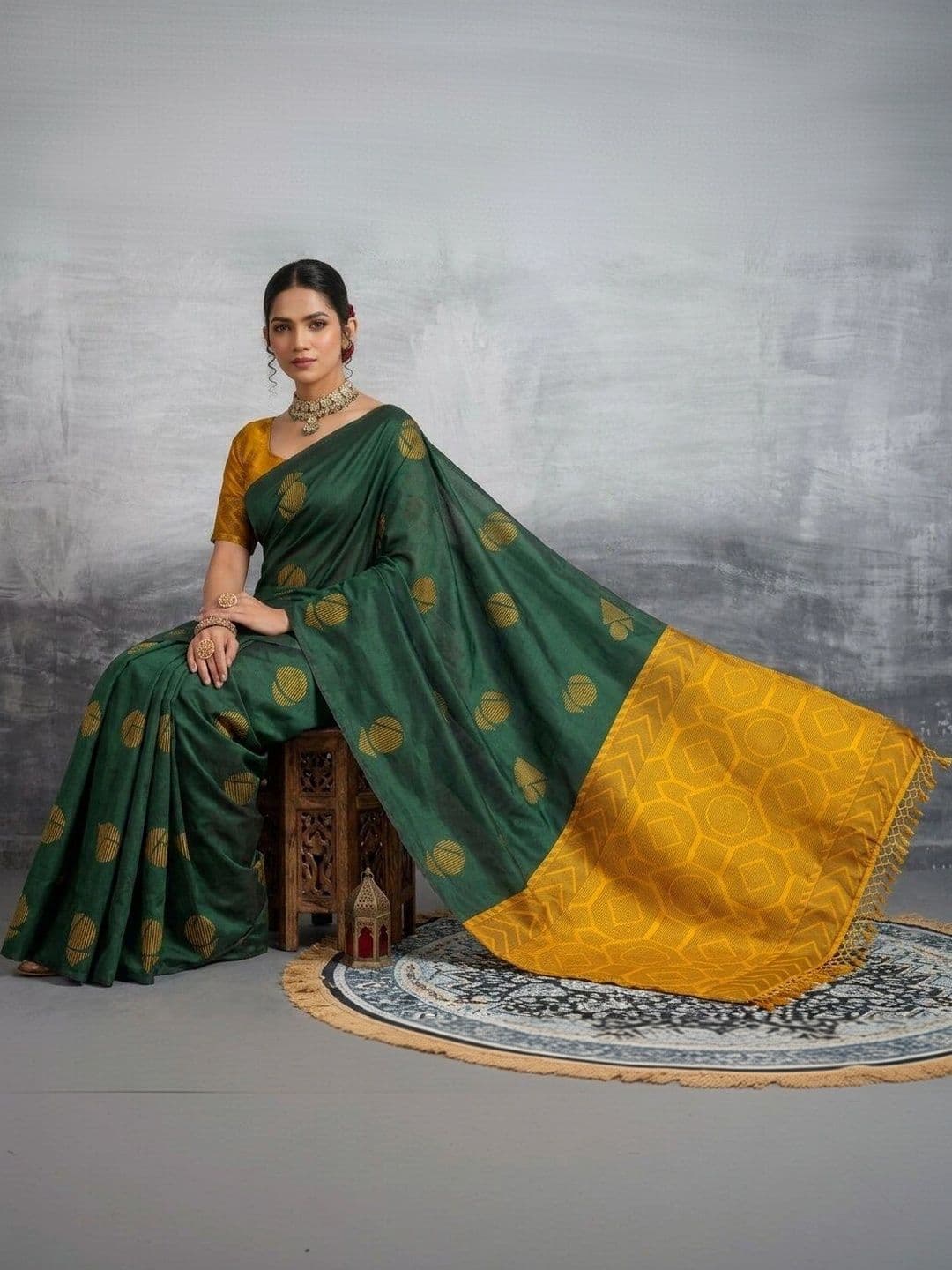 UMANTA Woven Design Zari Silk Blend Banarasi Saree thumbnail 3