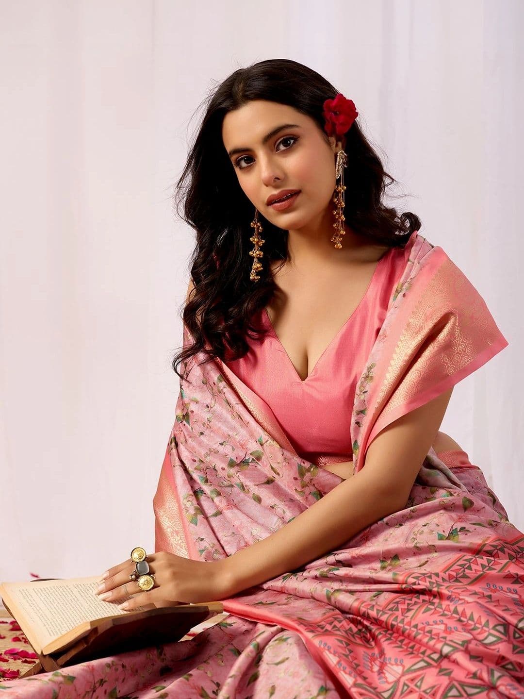 Mitera Floral Zari Silk Blend Designer Saree thumbnail 3