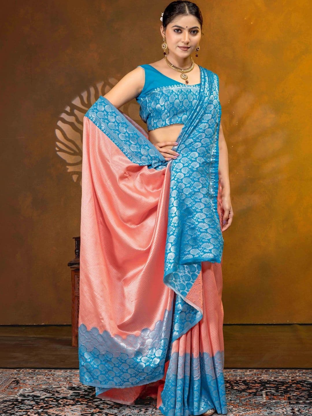 UMANTA Women Woven Design Zari Silk Blend Banarasi Saree thumbnail 3