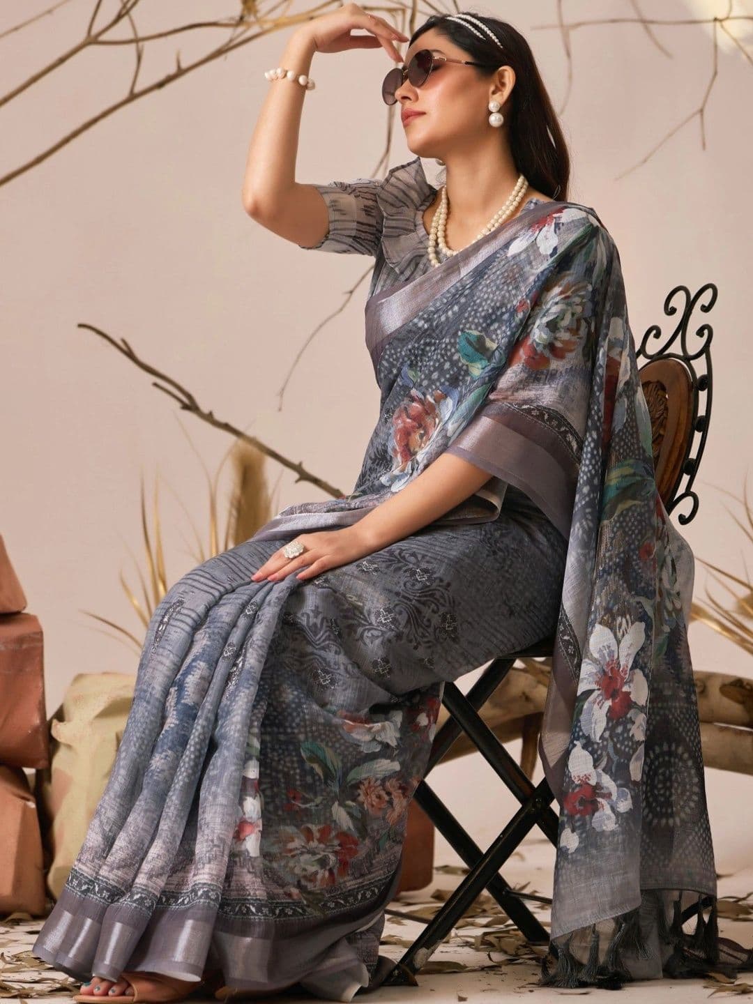 DIVASTRI Floral Zari Linen Blend Designer Patola Saree thumbnail 4