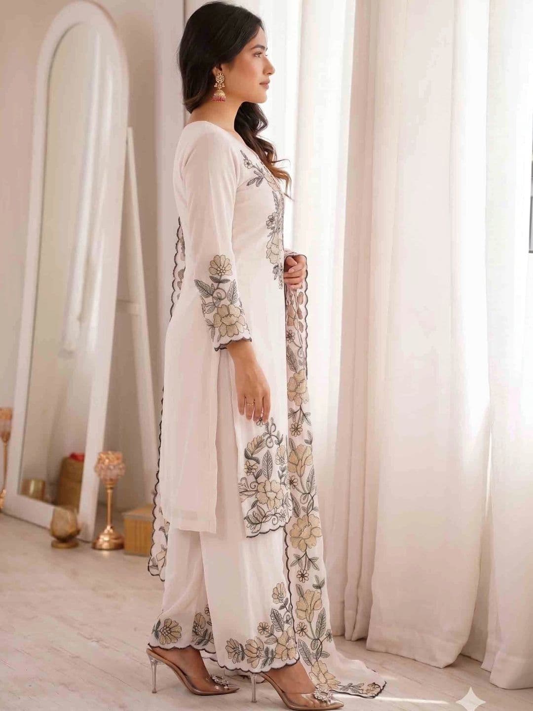 Soldlook Women Floral Embroidered Regular Thread Work Kurta with Palazzos & With Dupatta thumbnail 6
