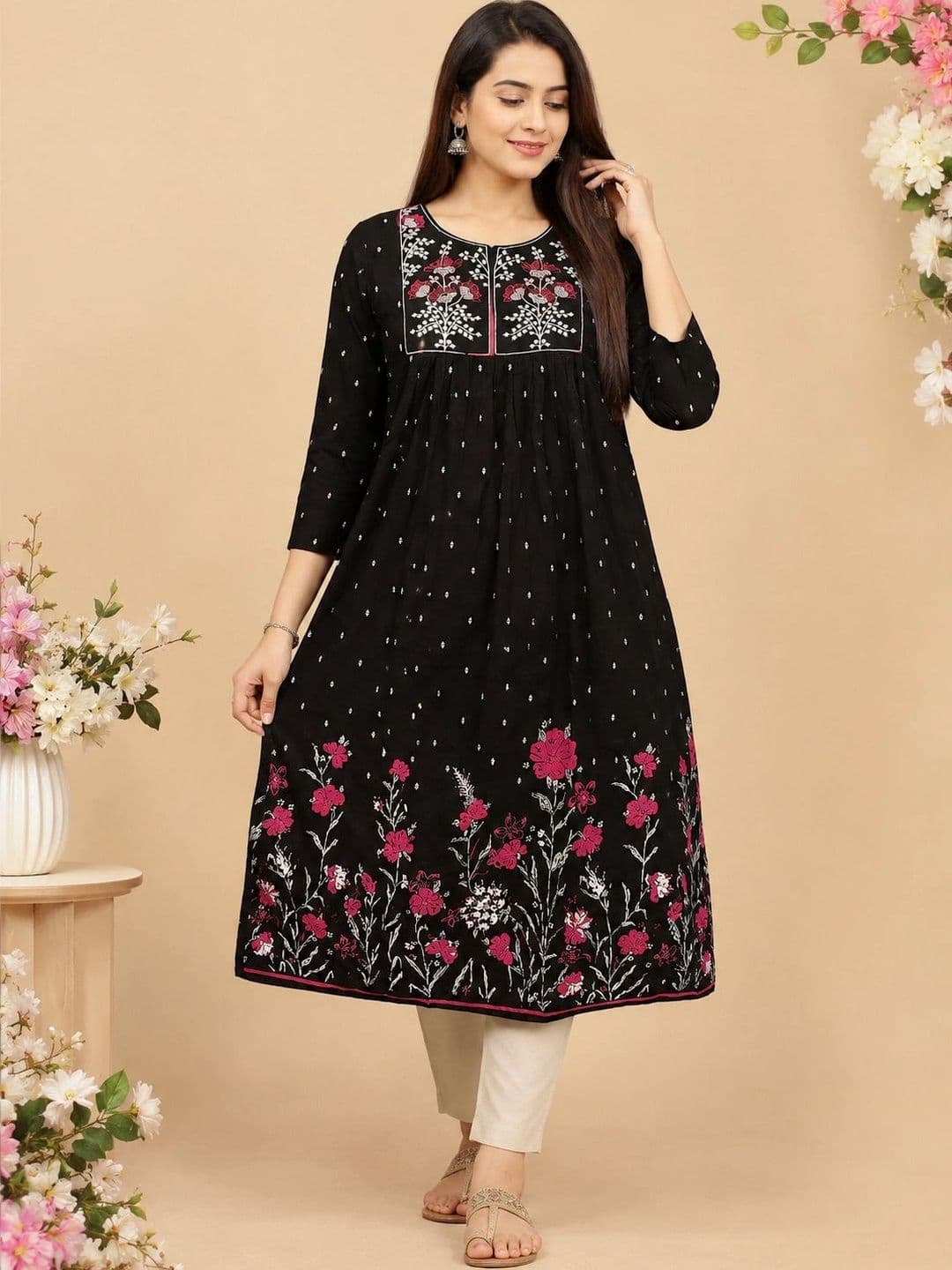 Araaha Women Embroidered Thread Work Floral Kurta - view 1