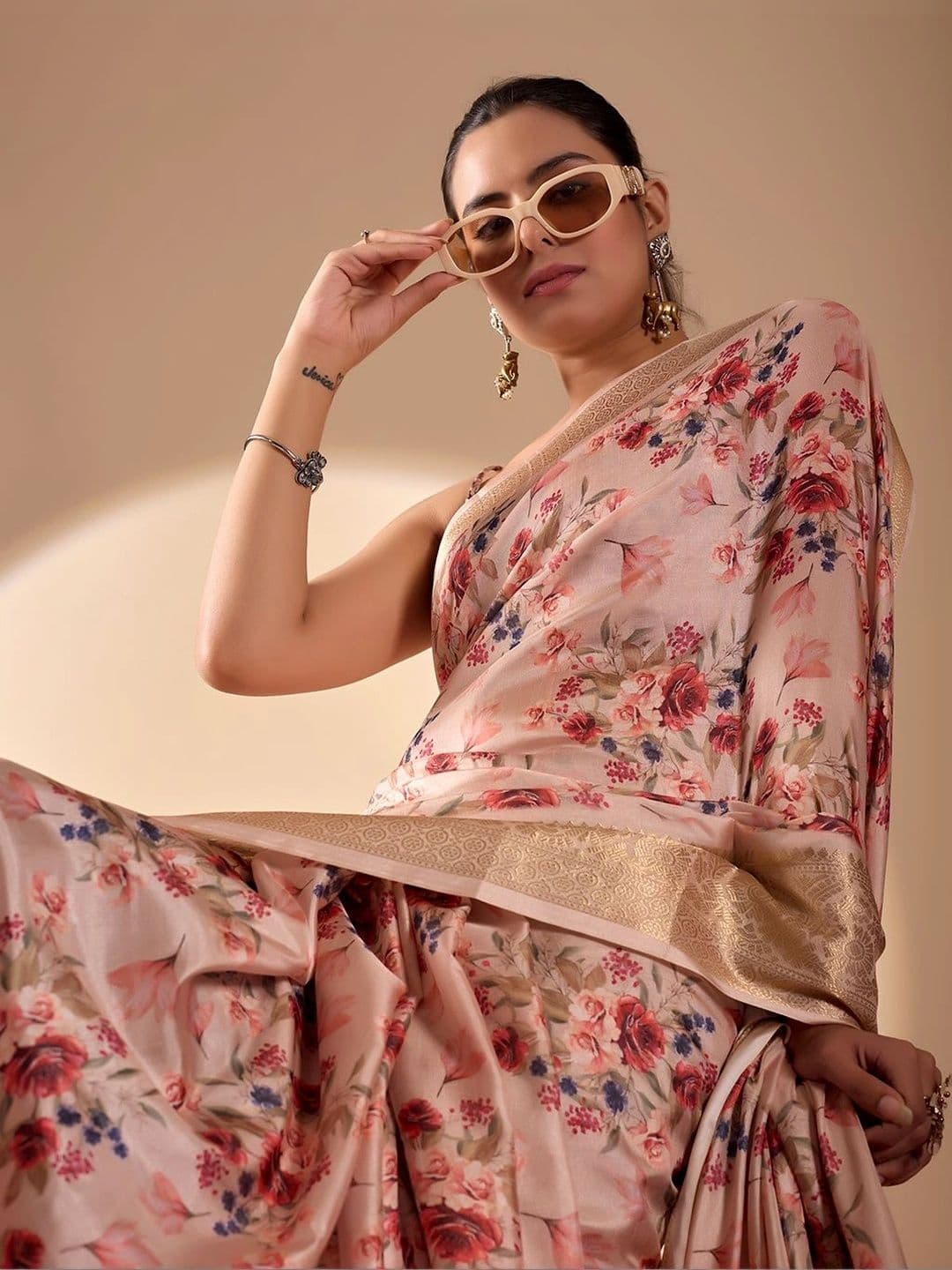 DIVASTRI Floral Zari Silk Blend Designer Saree thumbnail 5