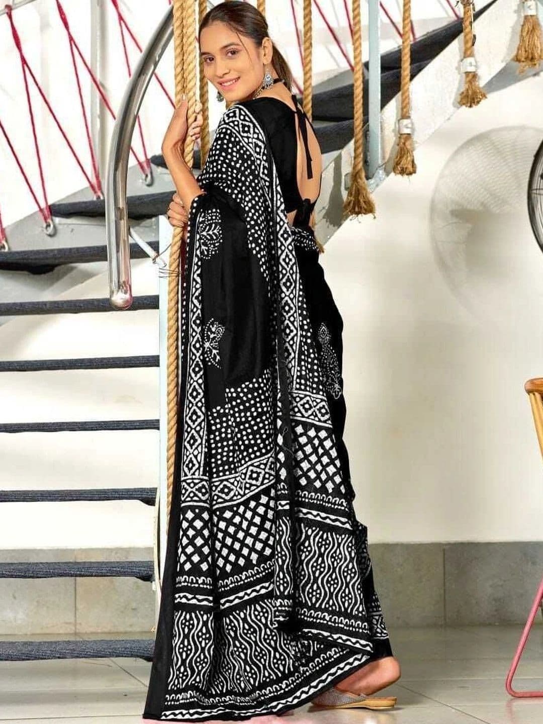 MITITA FASHION Women's Abstract Geometric Block Print Saree with Unstitched Blouse thumbnail 2