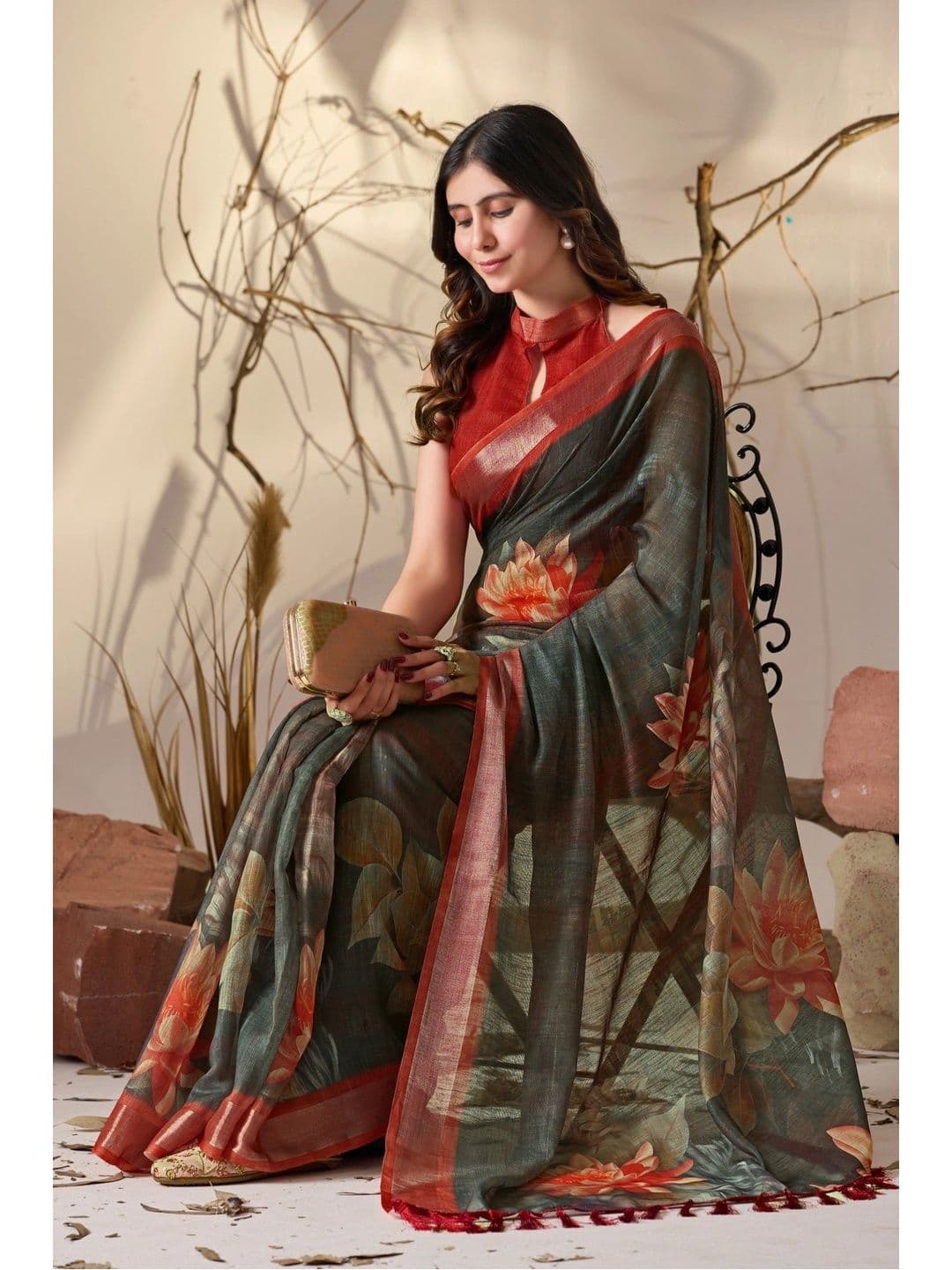 DIVASTRI Floral Zari Linen Blend Designer Saree thumbnail 7