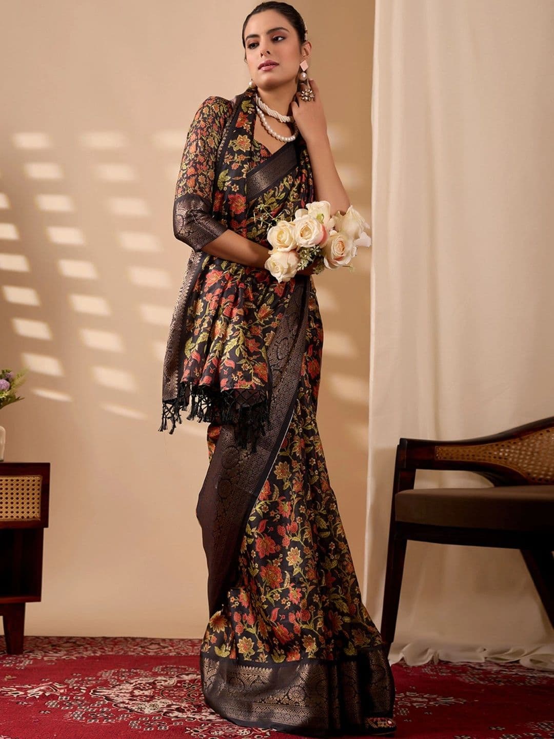 Mitera Floral Zari Silk Blend Designer Saree thumbnail 5