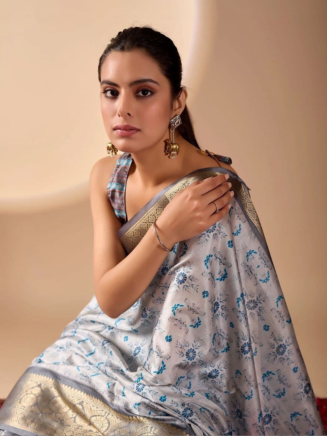DIVASTRI Floral Zari Silk Blend Designer Saree thumbnail 2