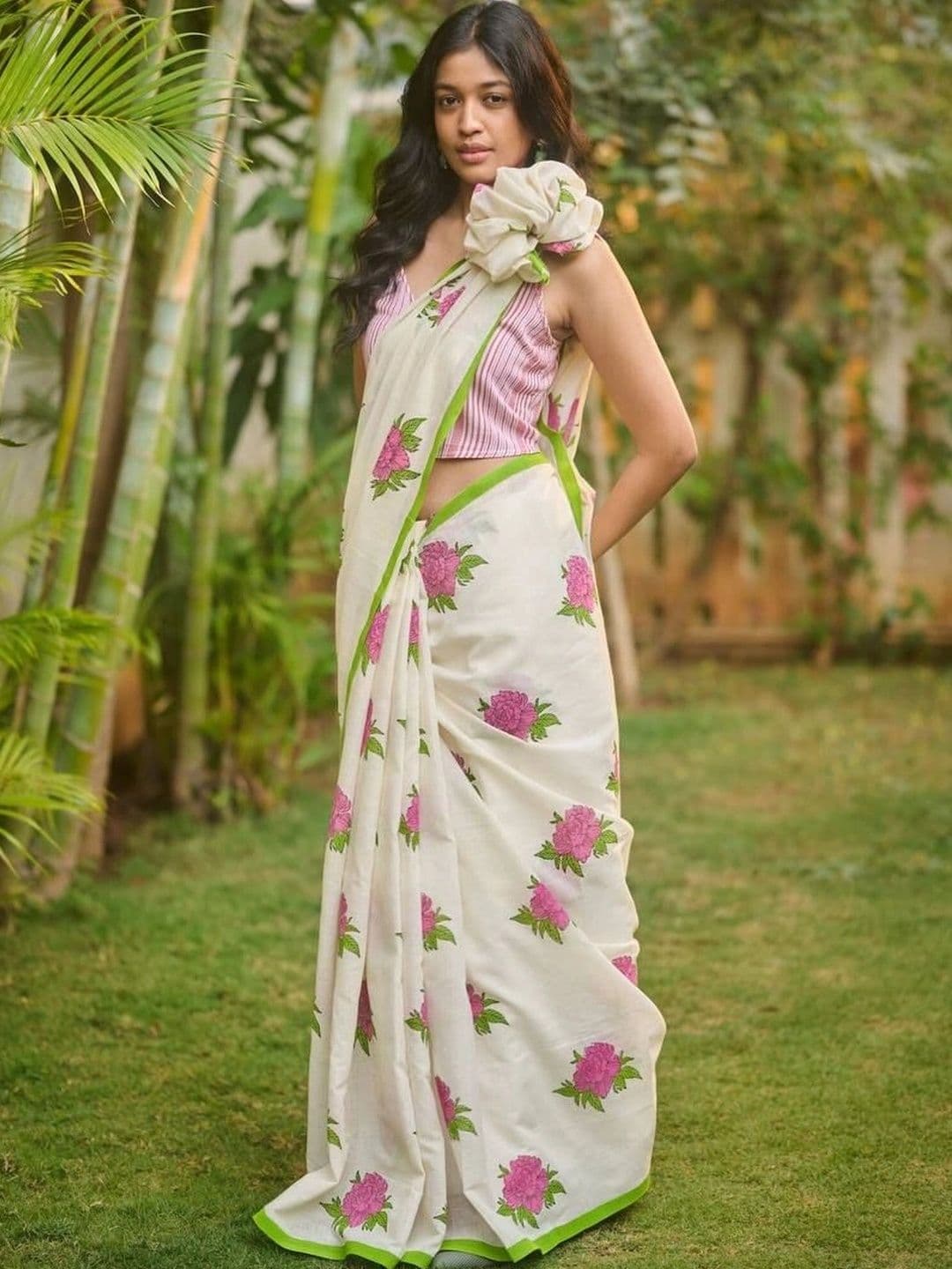 saneria silk Women Floral Printed Taant Saree thumbnail 2