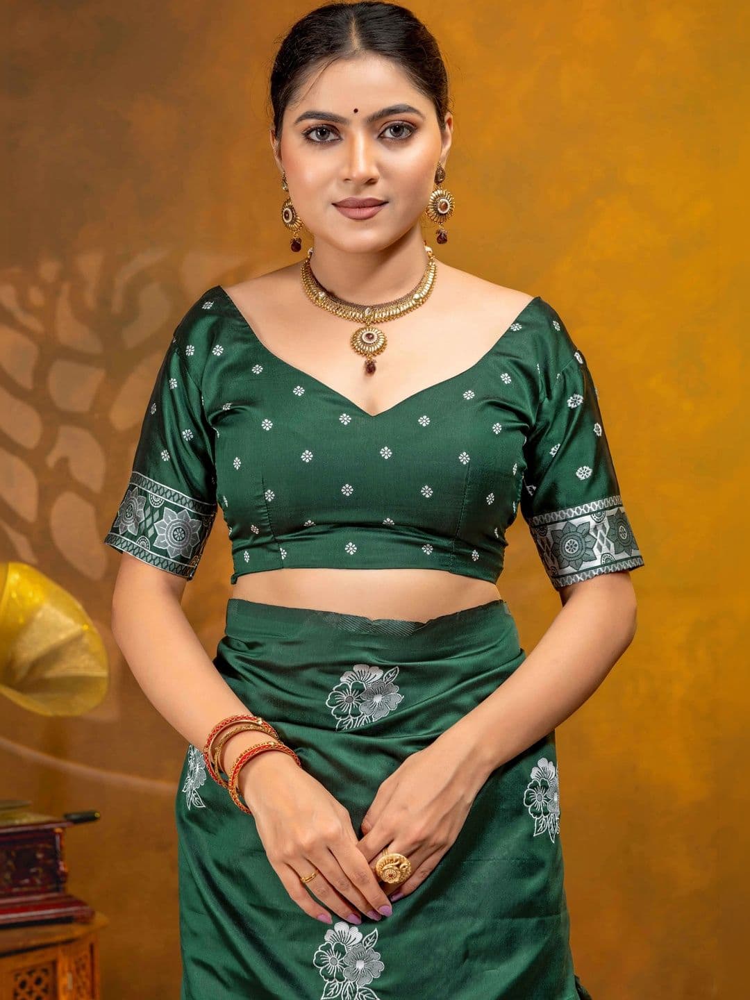 UMANTA Floral Silk Blend Banarasi Saree thumbnail 5