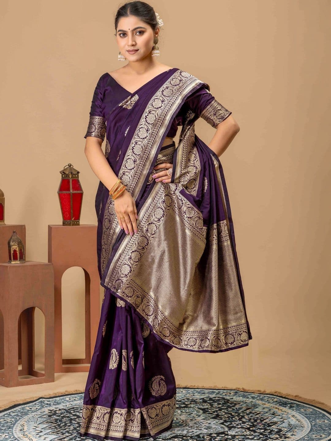 UMANTA Floral Zari Silk Blend Banarasi Saree thumbnail 5