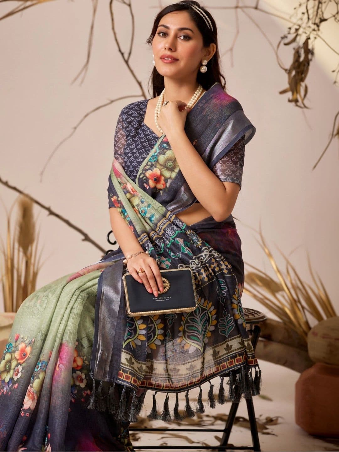 DIVASTRI Floral Zari Linen Blend Designer Patola Saree thumbnail 7