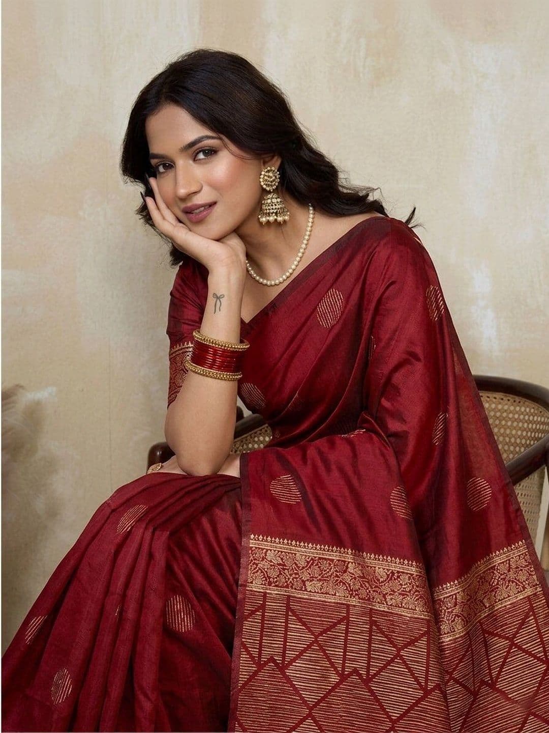 UMANTA Woven Design Zari Silk Blend Banarasi Saree thumbnail 2