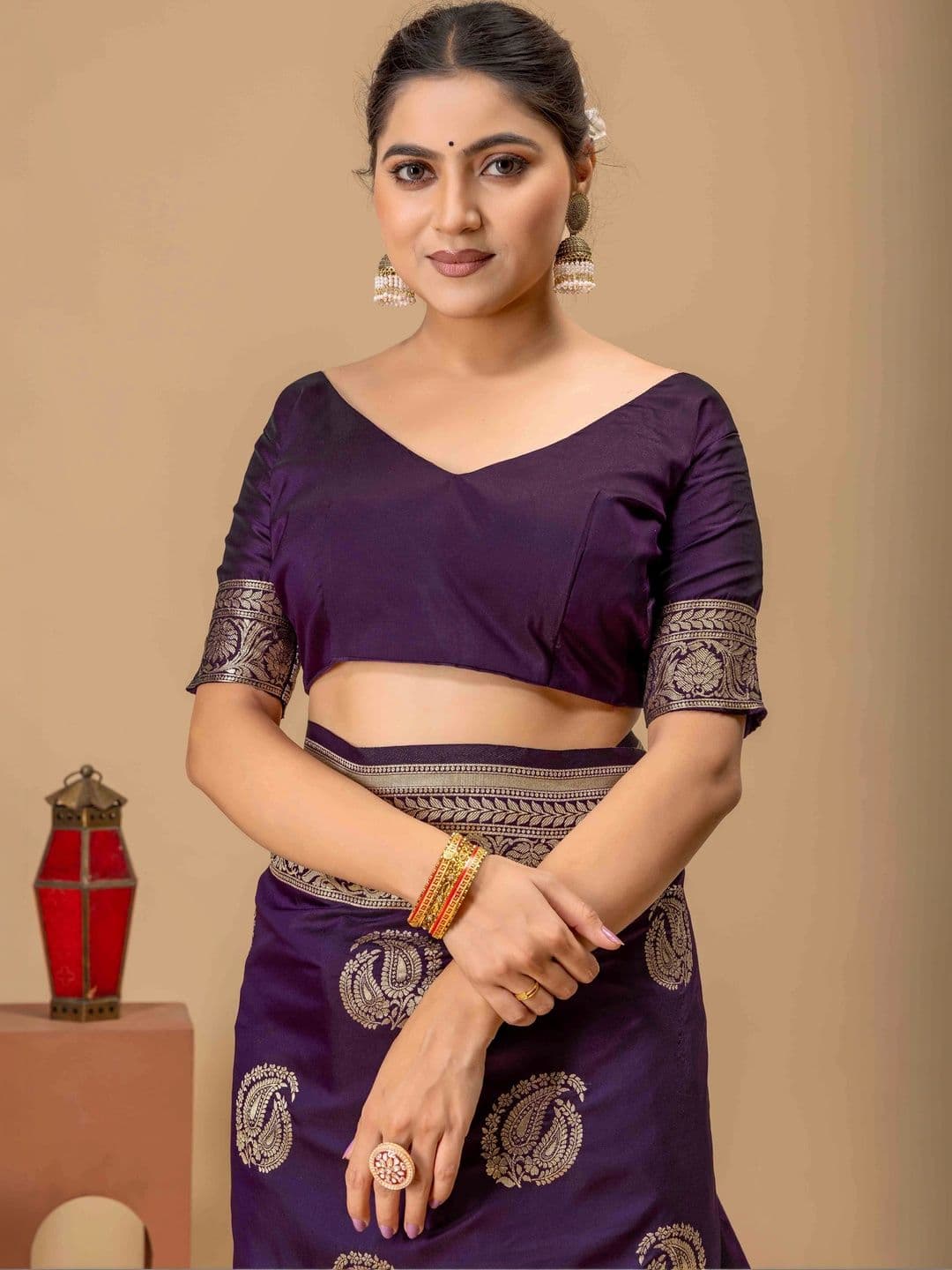 UMANTA Floral Zari Silk Blend Banarasi Saree thumbnail 2