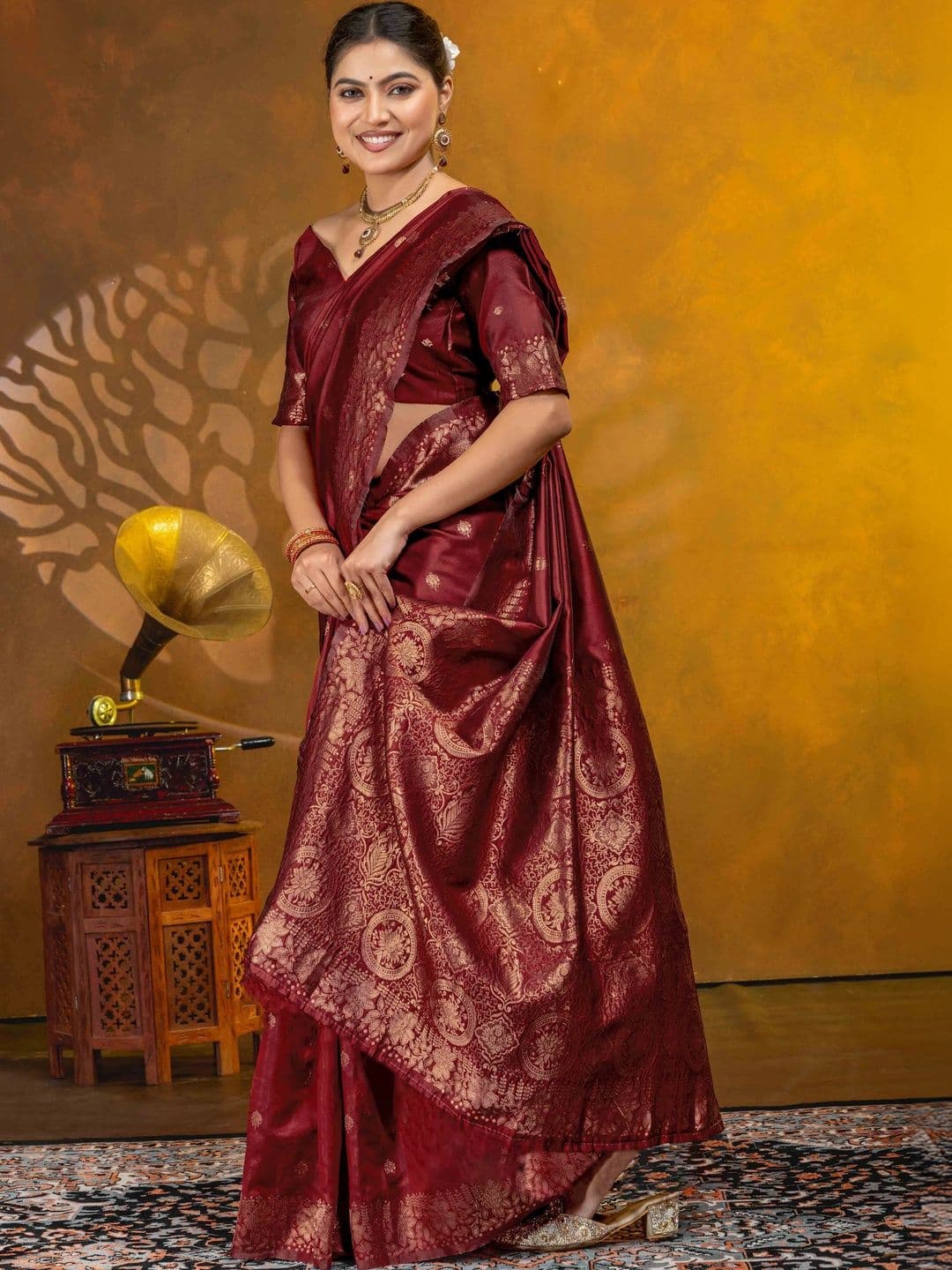 UMANTA Woven Design Zari Silk Blend Banarasi Saree thumbnail 6