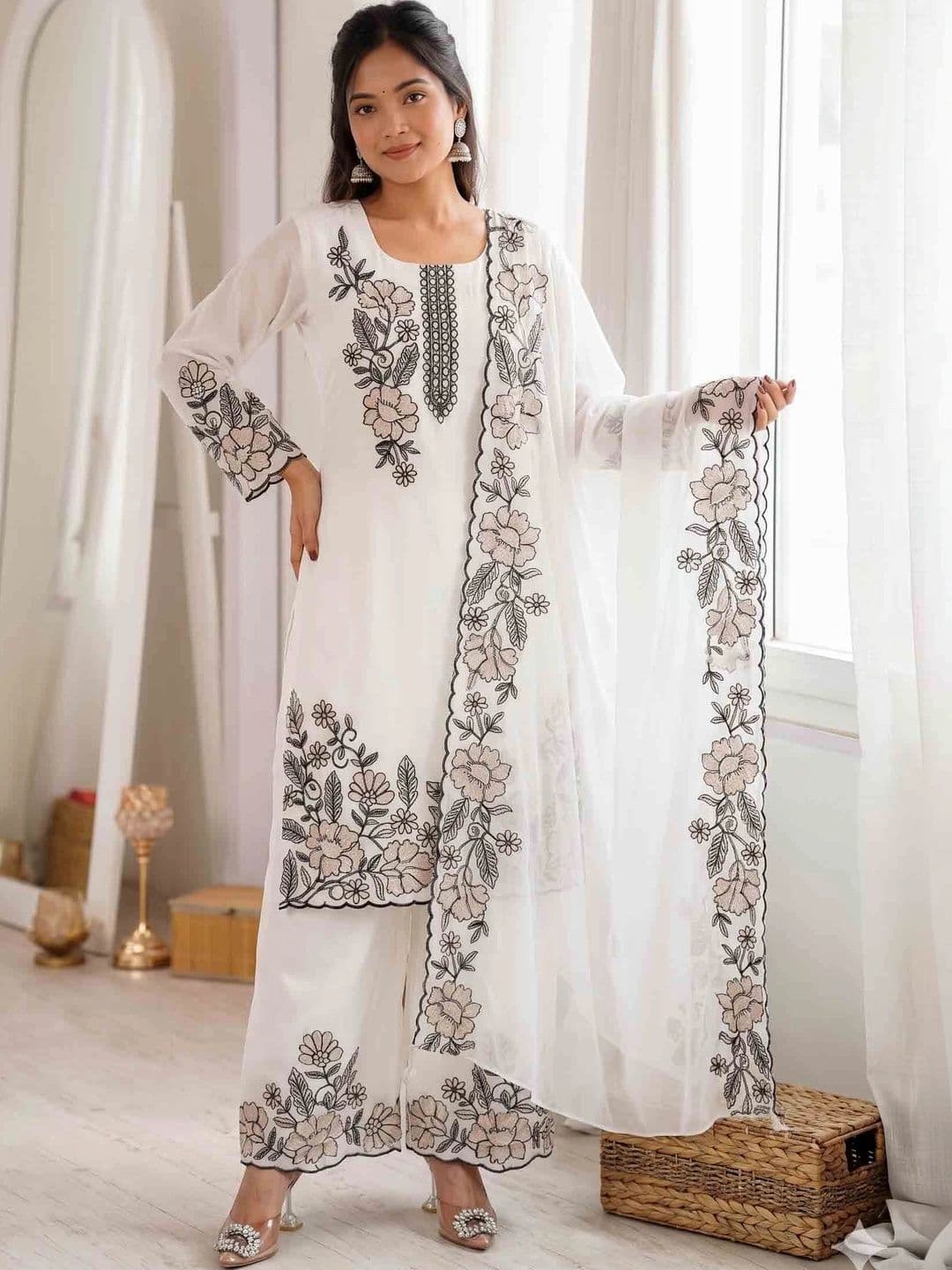 Soldlook Women Floral Embroidered Regular Thread Work Kurta with Palazzos & With Dupatta thumbnail 4