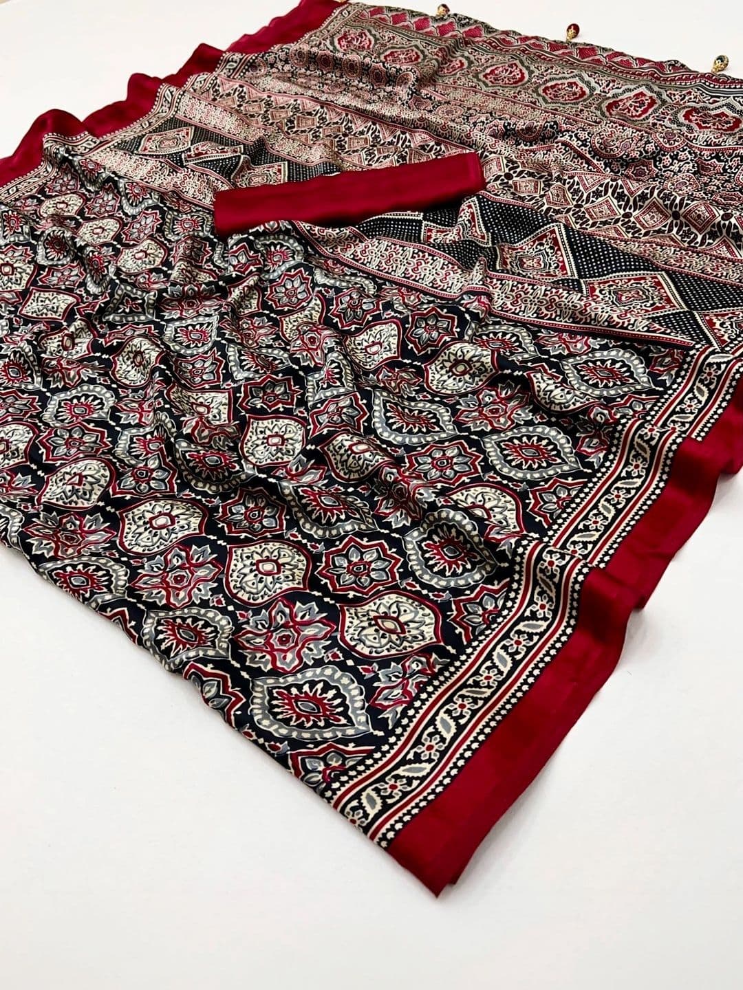 NARIVESH TRENDS Kalamkari Art Silk Saree thumbnail 3