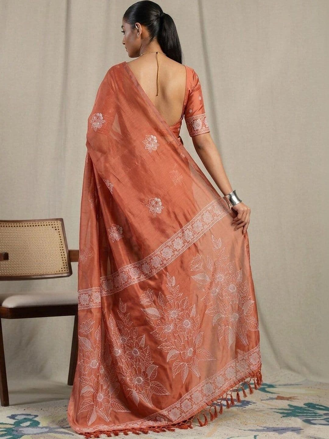 UMANTA Floral Embroidered Silk Blend Banarasi Saree thumbnail 4