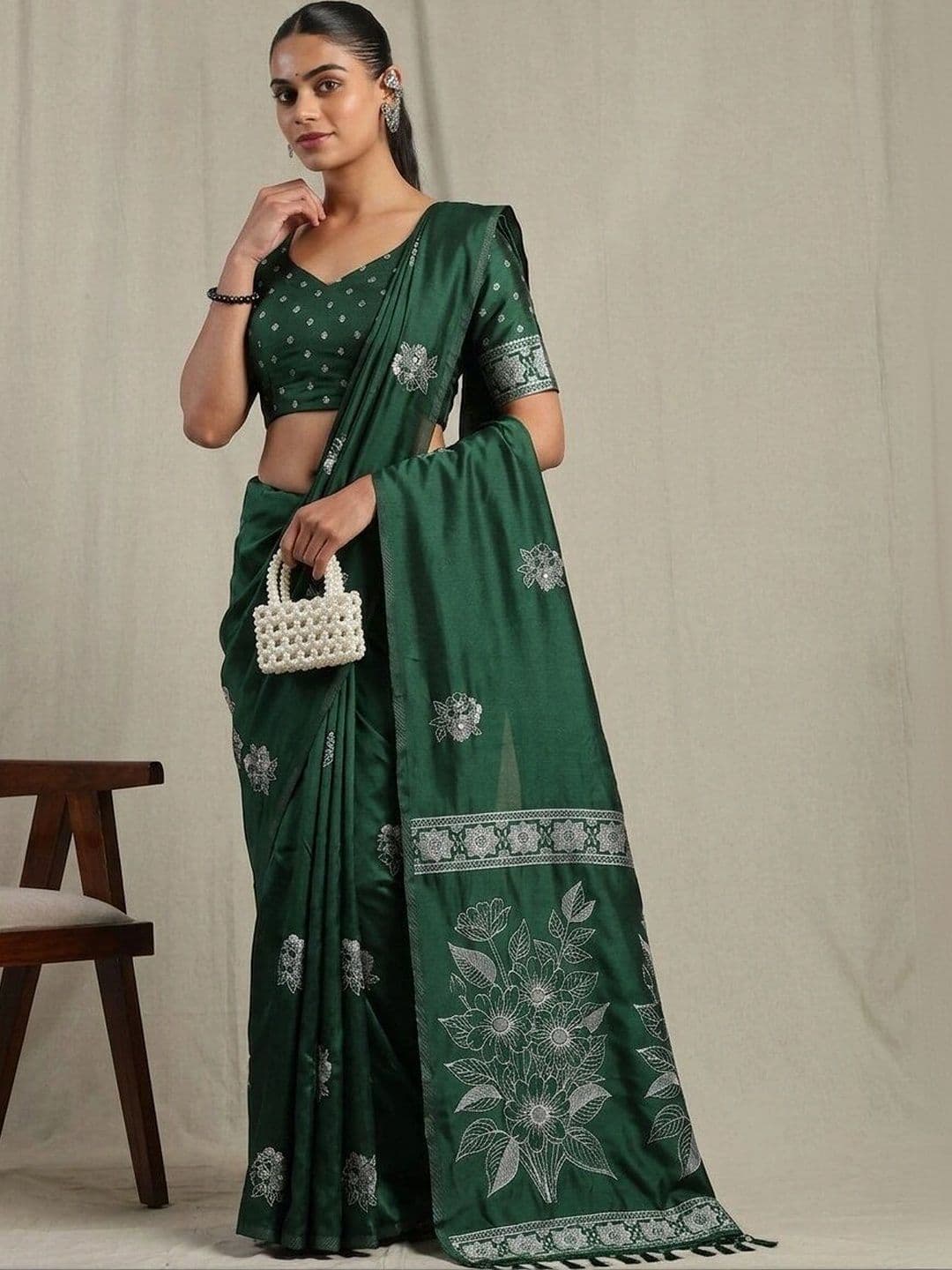 UMANTA Floral Embroidered Silk Blend Banarasi Saree thumbnail 5