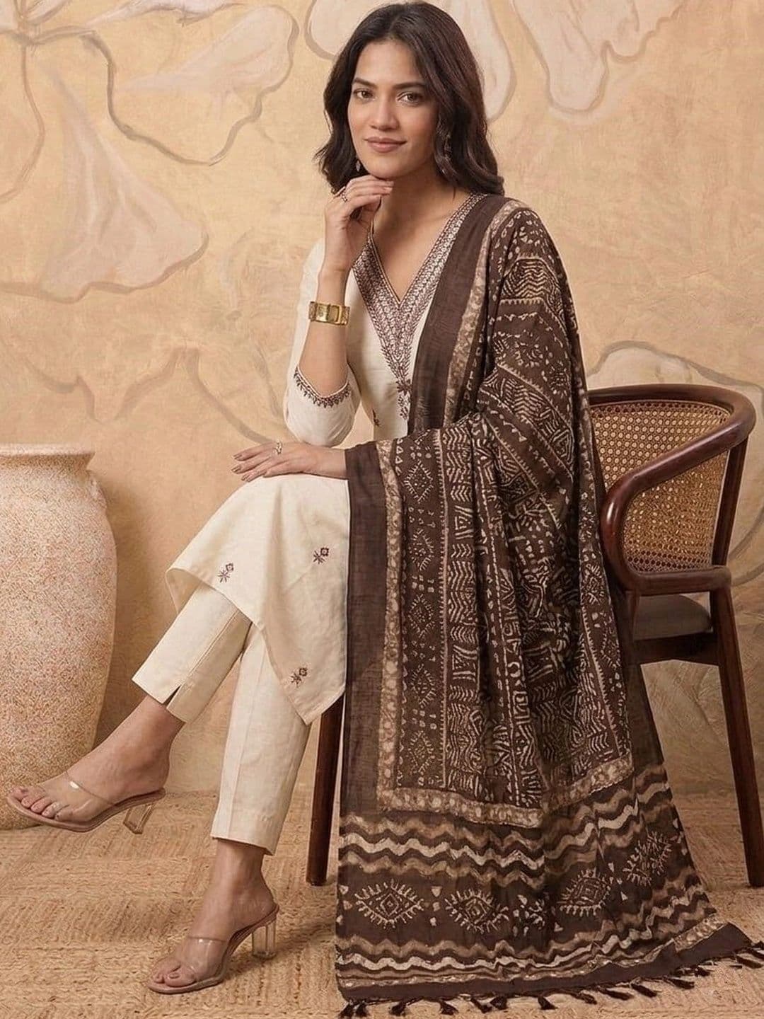 House of Pataudi Women Embroidered Thread Work Pure Cotton Kurta with Trousers & Dupatta thumbnail 6