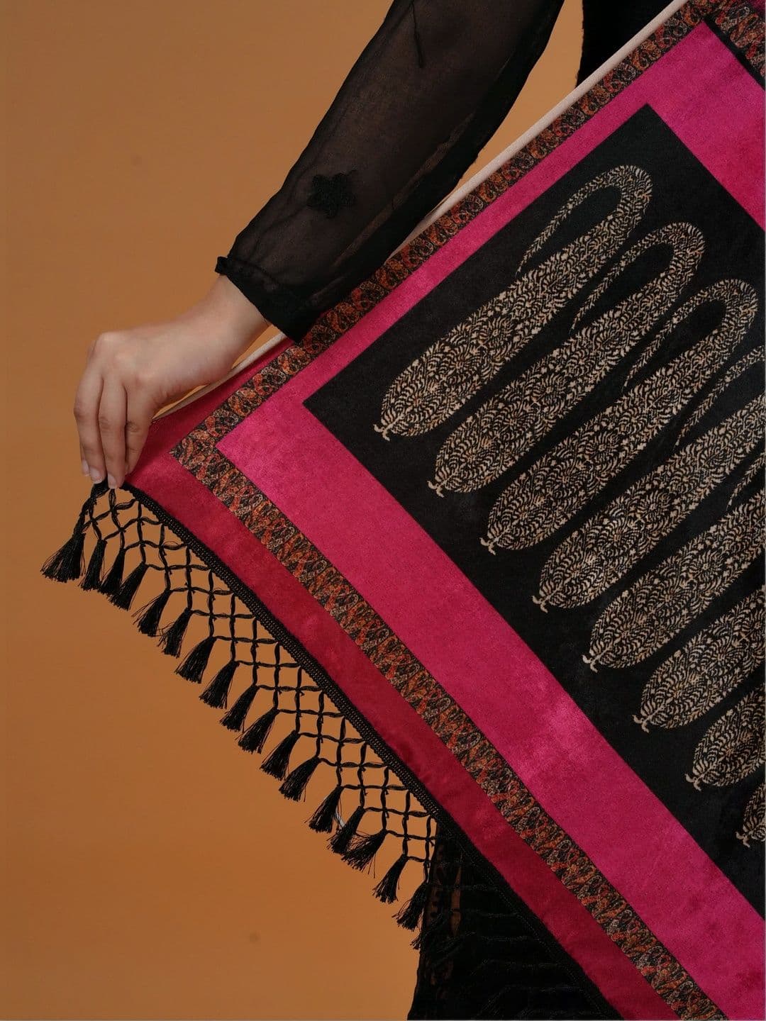 SHIFNEEN Women Paisley Printed Velvet Shawl thumbnail 3