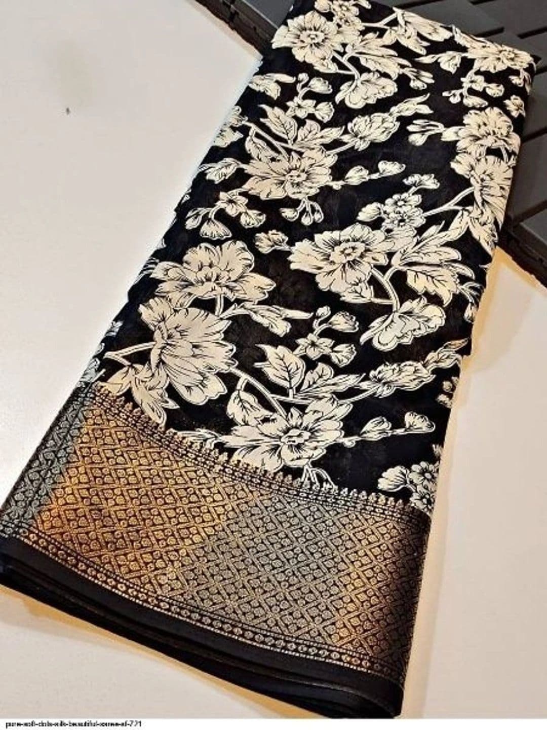NARIVESH TRENDS Floral Zari Silk Blend Saree thumbnail 3
