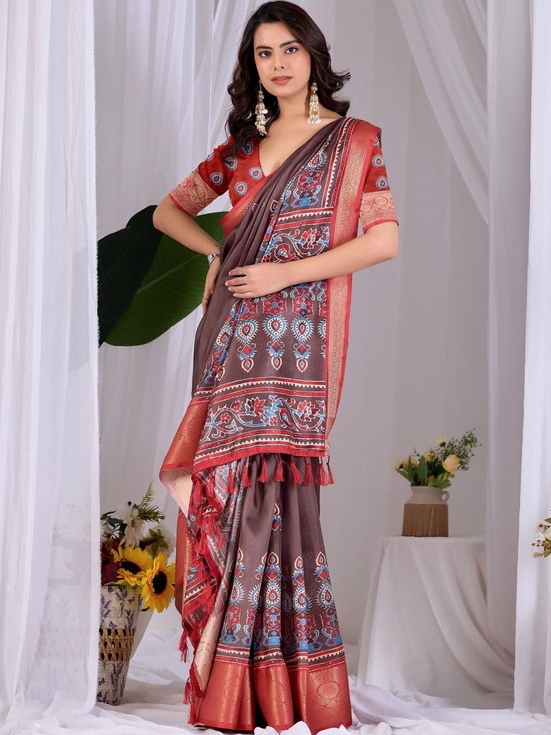 DIVASTRI Paisley Zari Silk Blend Designer Saree thumbnail 3