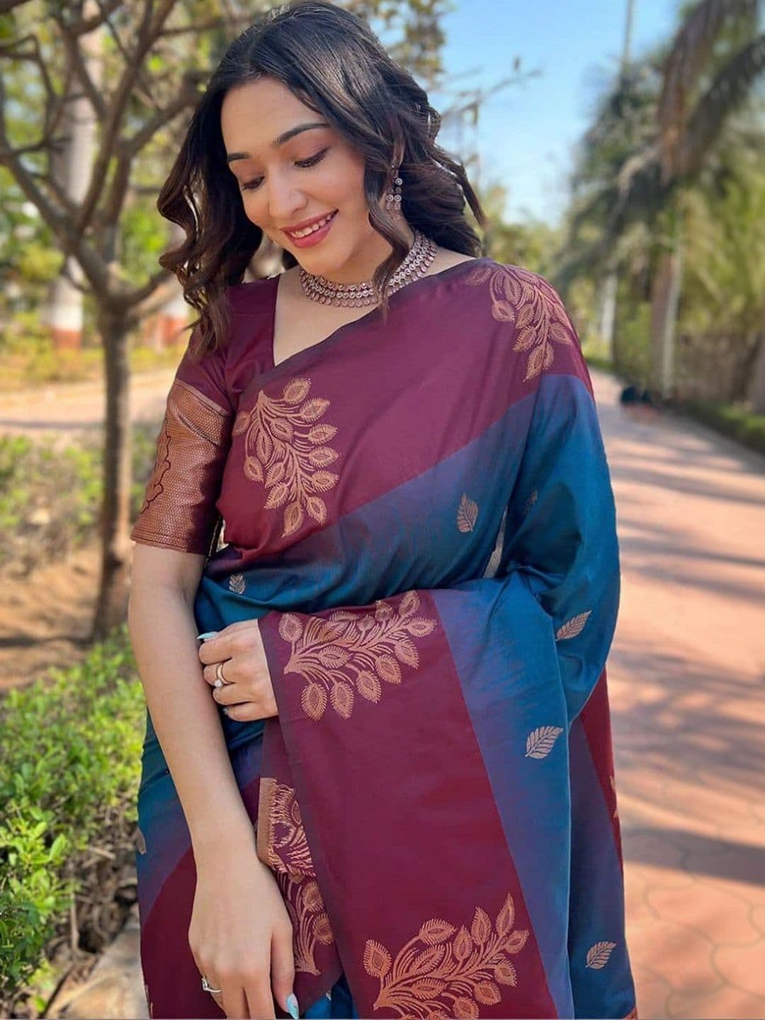 NARIVESH TRENDS Woven Design Zari Silk Cotton Saree thumbnail 2